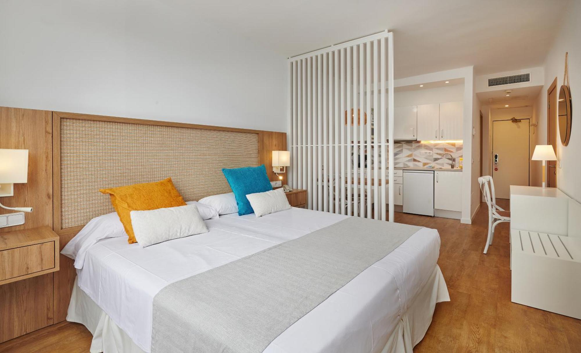 Hotel Apartamentos Cala Сантаньї Екстер'єр фото